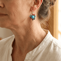 Zilveren oorbellen met turquoise bloemmotief