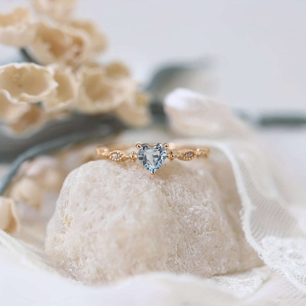 Roségouden ring met hartvormige aquamarijn
