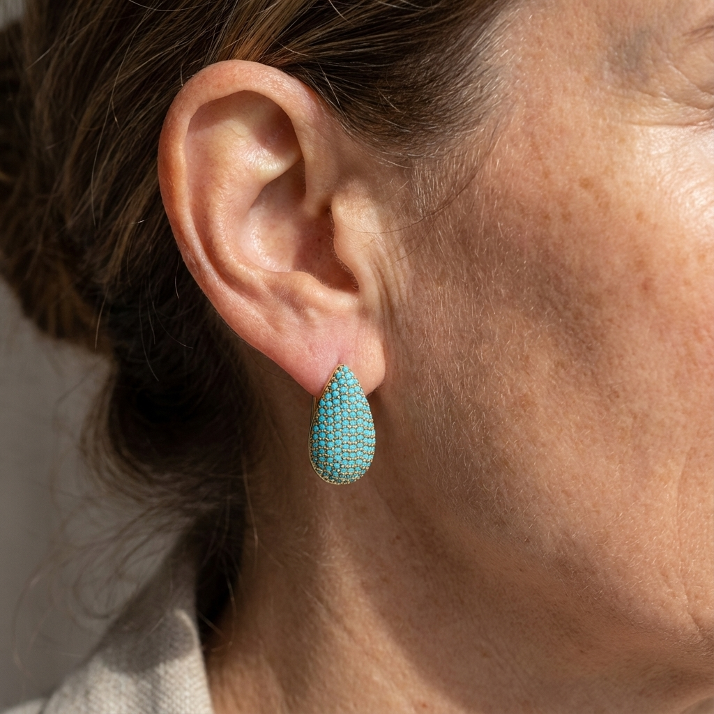Gouden druppeloorbellen met turquoise pavé