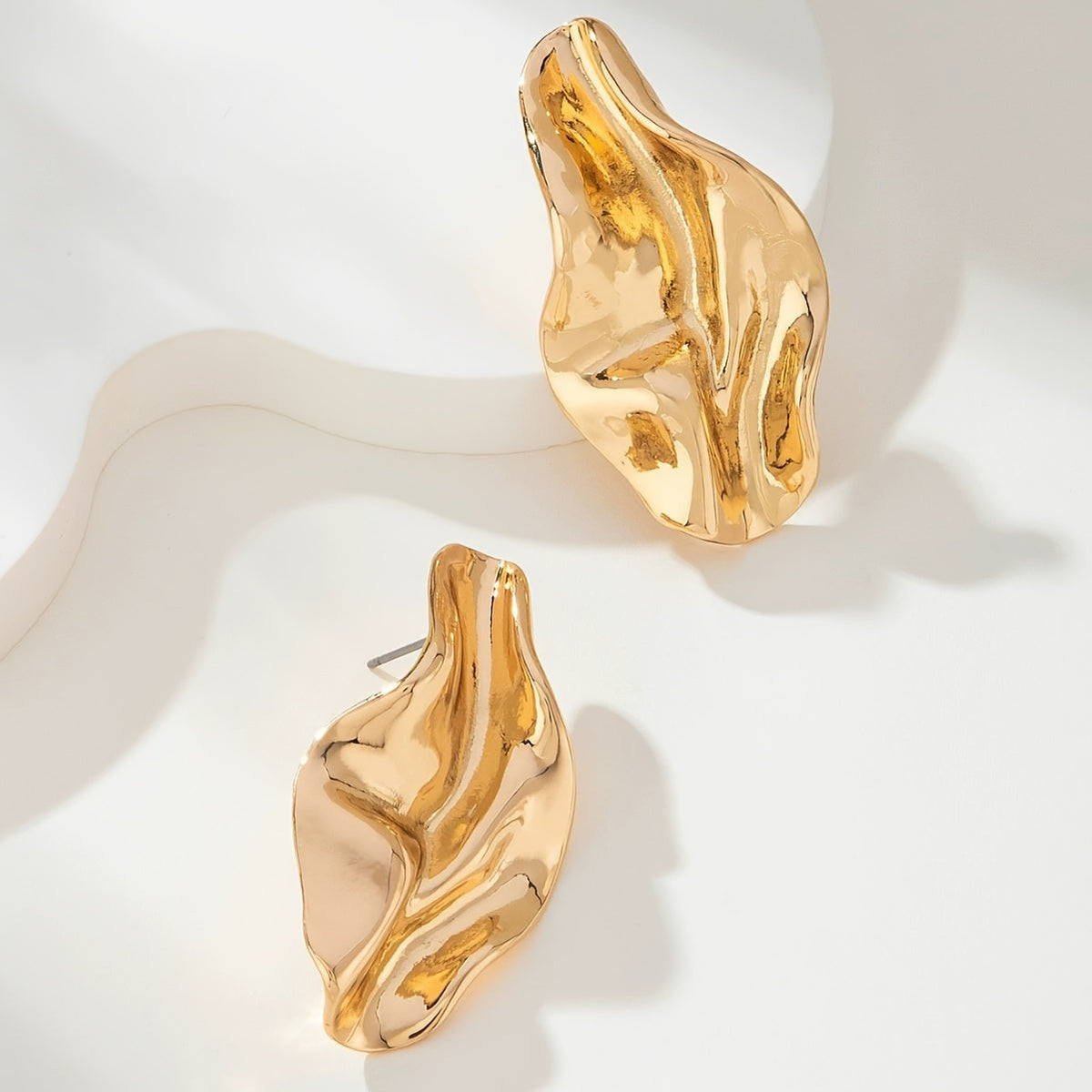 Gouden oorbellen met organisch gegolfd ontwerp