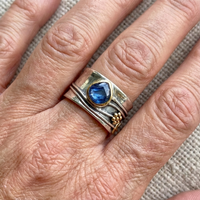 Zilveren brede ring met blauwe kyaniet in goud