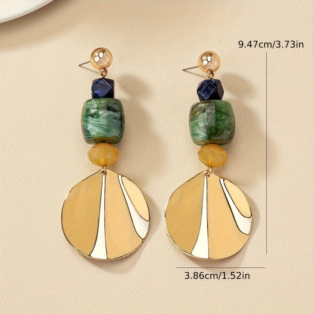 Gouden bohemian oorbellen met groene en crème schijf
