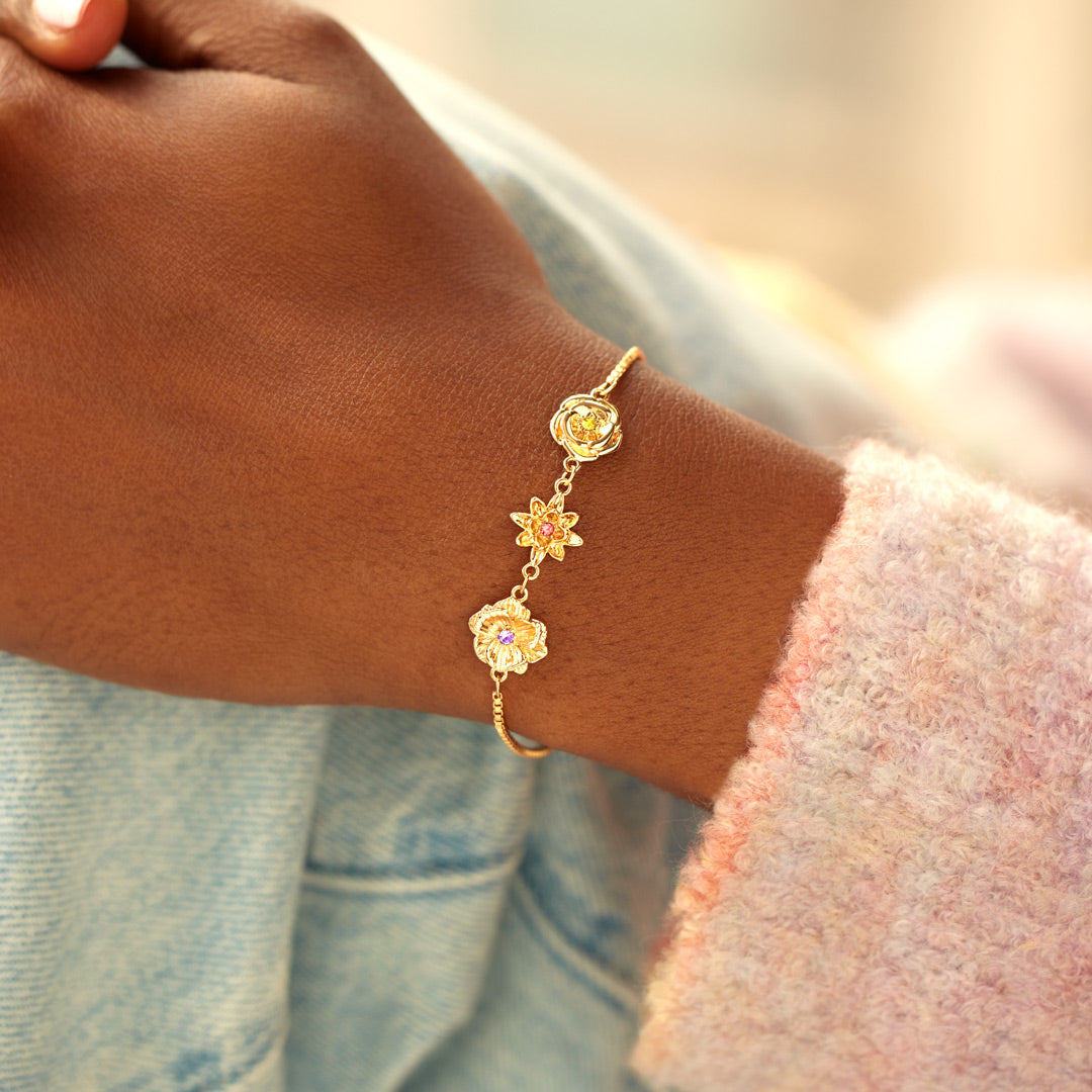 Gouden armband met 3D geboortebloemen en kleurrijke stenen