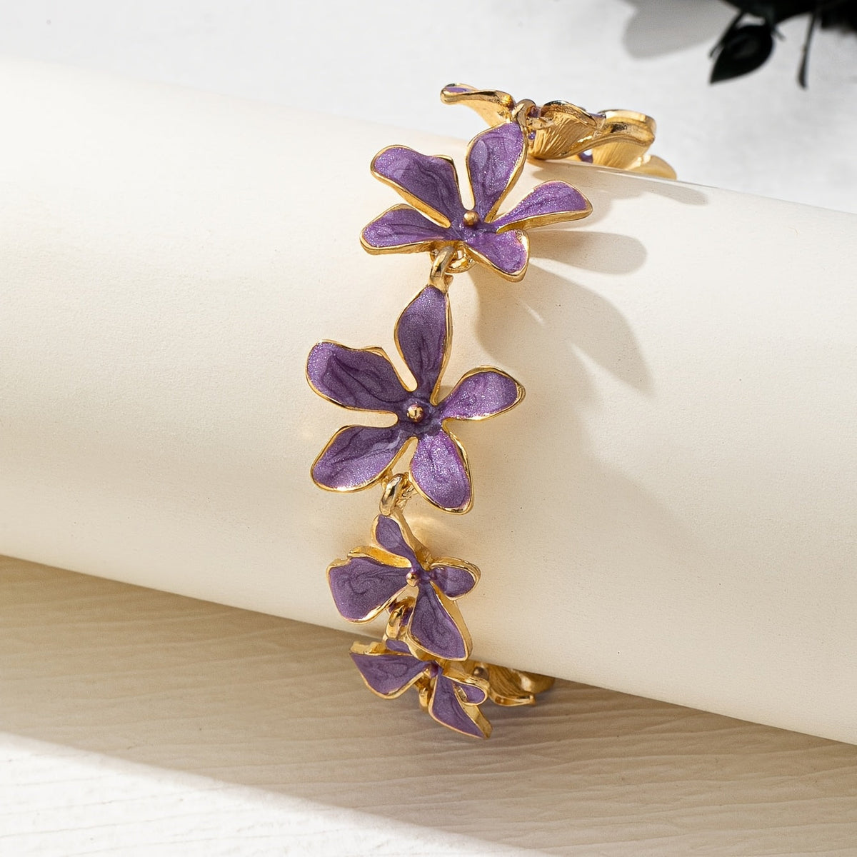Gouden armband met paarse emaille bloemen