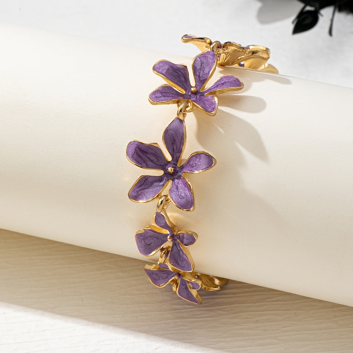 Gouden armband met paarse emaille bloemen