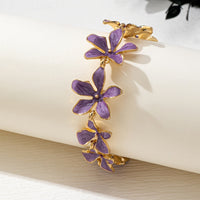 Gouden armband met paarse emaille bloemen