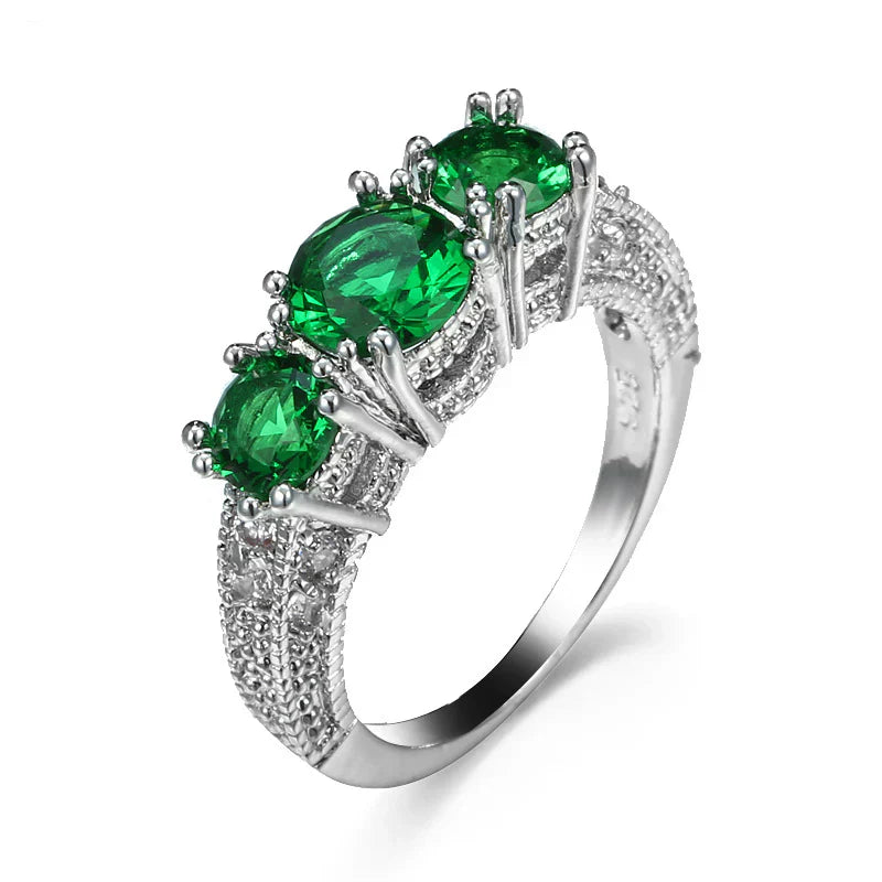 Zilveren ring met drie groene edelstenen