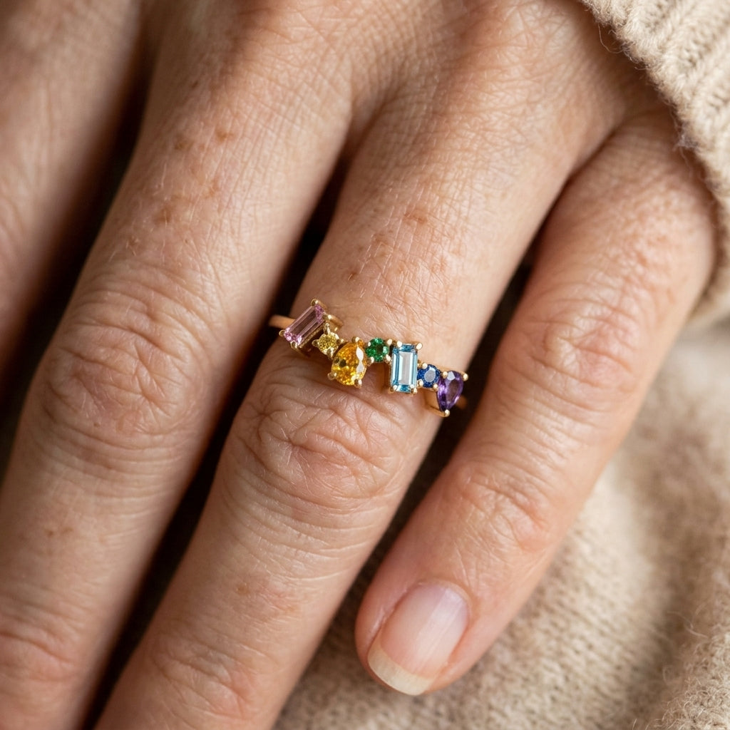 Gouden ring met kleurrijke edelstenen cluster