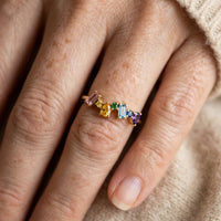 Gouden ring met kleurrijke edelstenen cluster