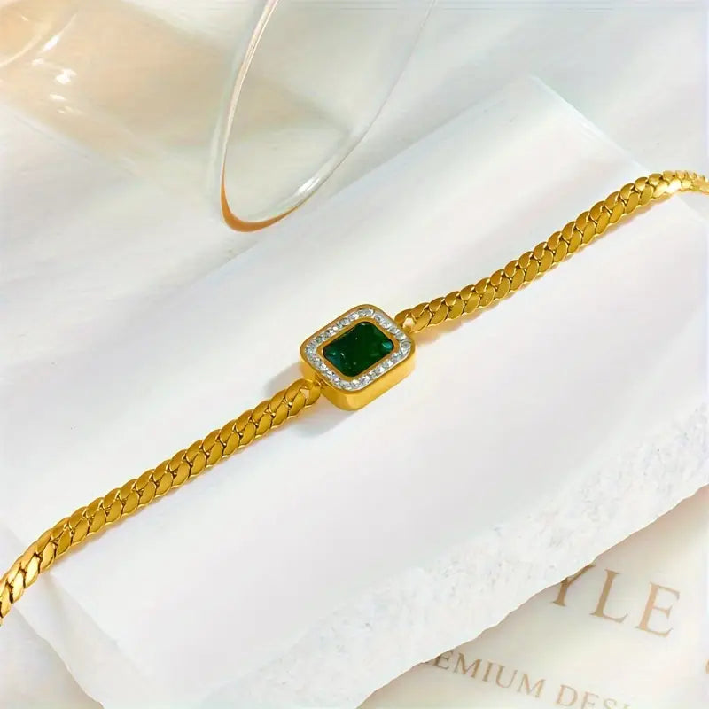 Gouden armband met groene vierkante edelsteen
