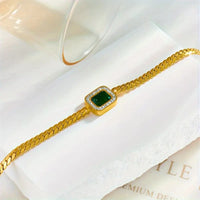 Gouden armband met groene vierkante edelsteen
