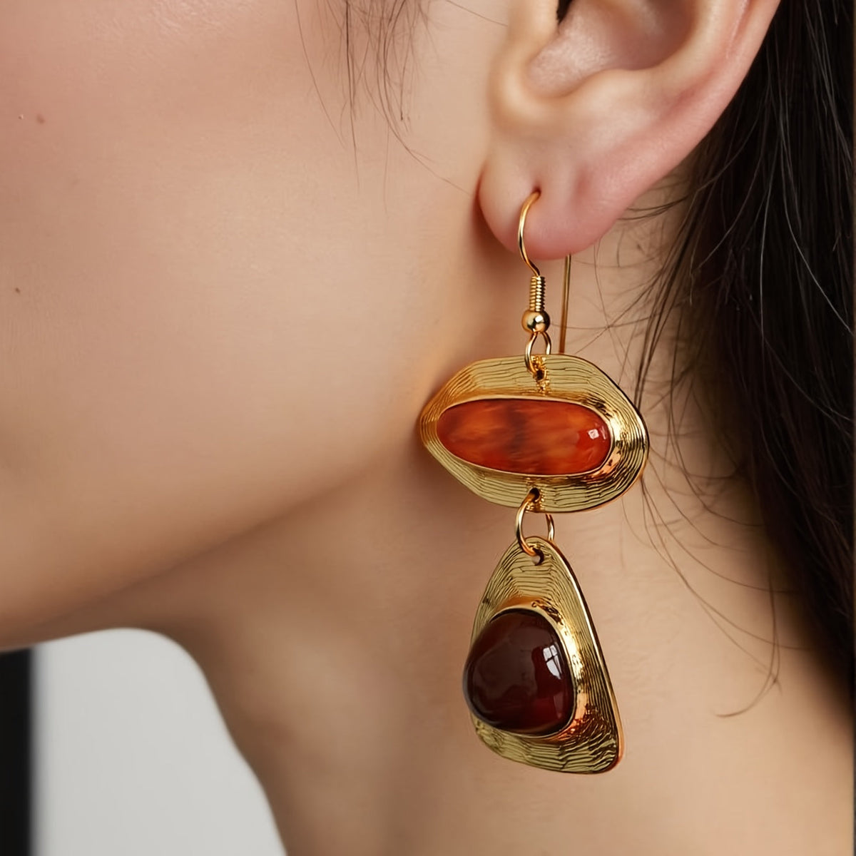 Gouden vintage oorbellen met rode en zwarte stenen