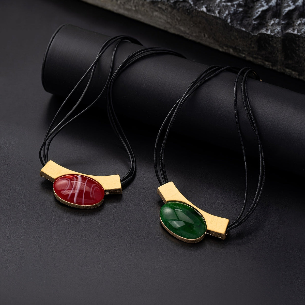 Elegante ketting met groene ovale edelsteen en goudkleurige bar