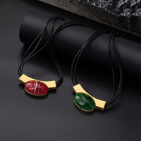 Elegante ketting met groene ovale edelsteen en goudkleurige bar