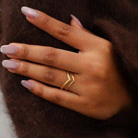 Gouden verstelbare ring met V-design