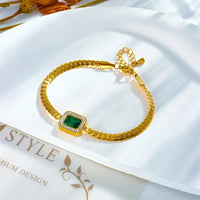 Gouden armband met groene vierkante edelsteen