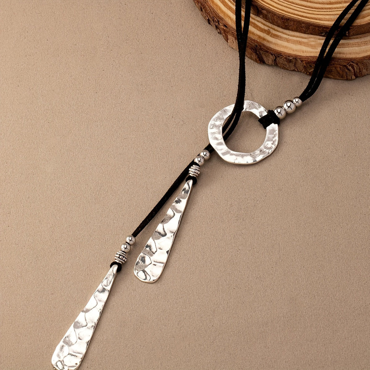 Zilveren ketting met ring en druppelhangers aan koord