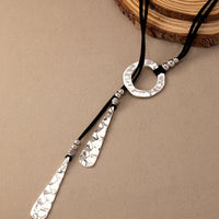 Zilveren ketting met ring en druppelhangers aan koord