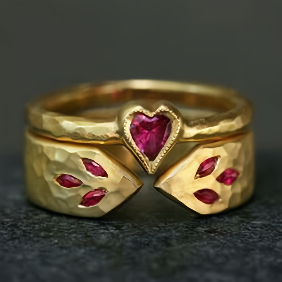 Gouden ringenset met slang en hart met roze zirkonia