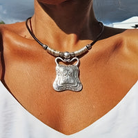 Bohemian ketting met zilveren etnische hanger en leren koord