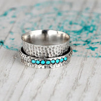 Zilveren gehamerde draairing met turquoise kraaltjes
