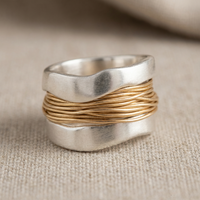Zilveren ring met gouden draadwikkeling