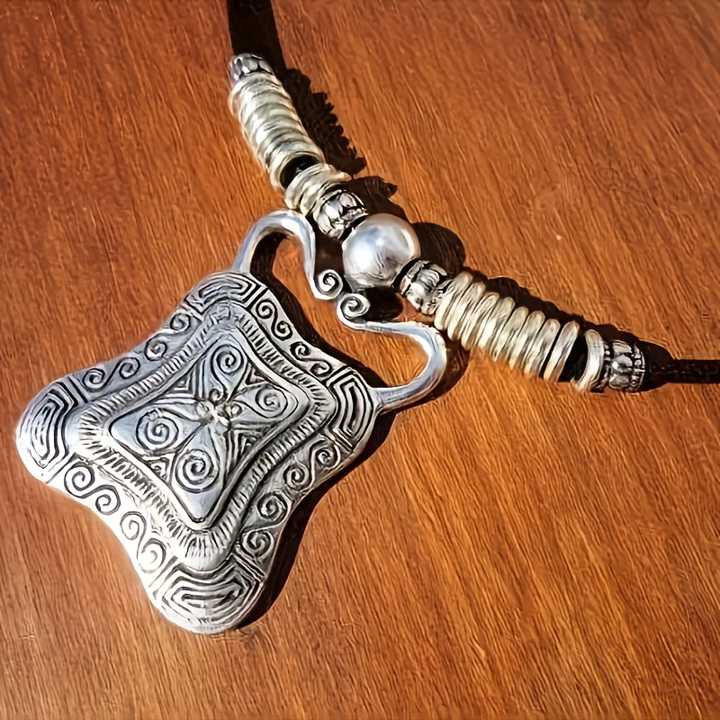 Bohemian ketting met zilveren etnische hanger en leren koord