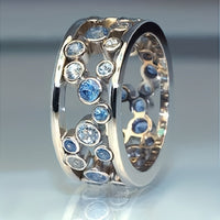Brede zilveren ring met blauwe en witte zirkonia