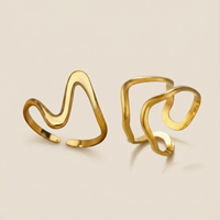 Gouden minimalistische ringenset met golfdesign