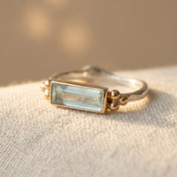 Zilveren ring met lichtblauwe rechthoekige edelsteen