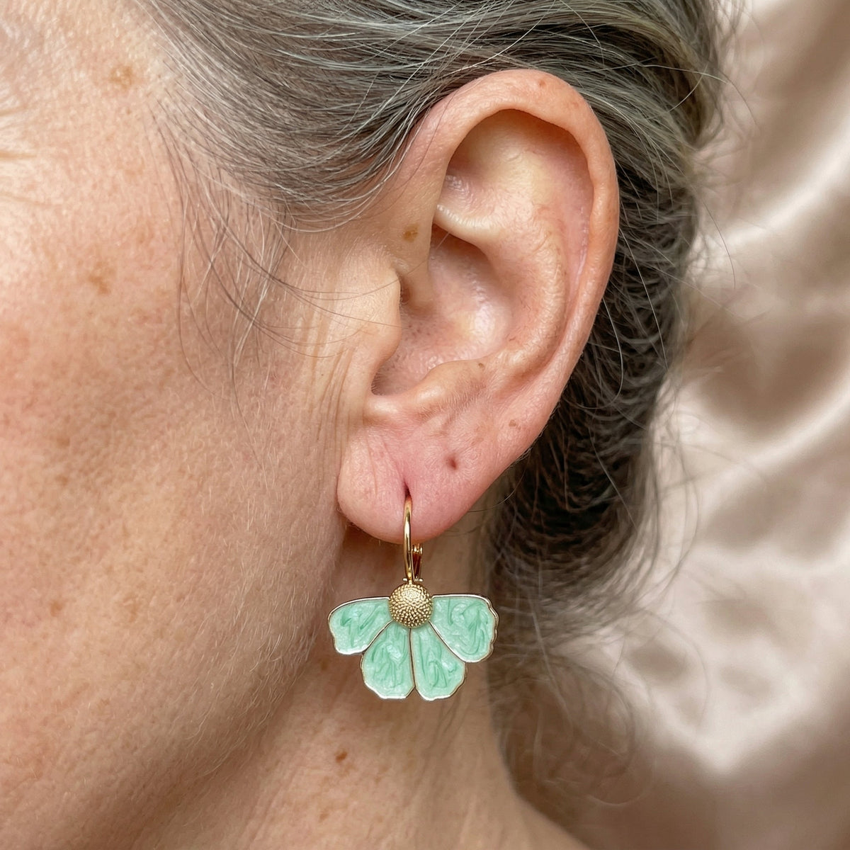 Gouden oorbellen met blauwe en groene kristallen
