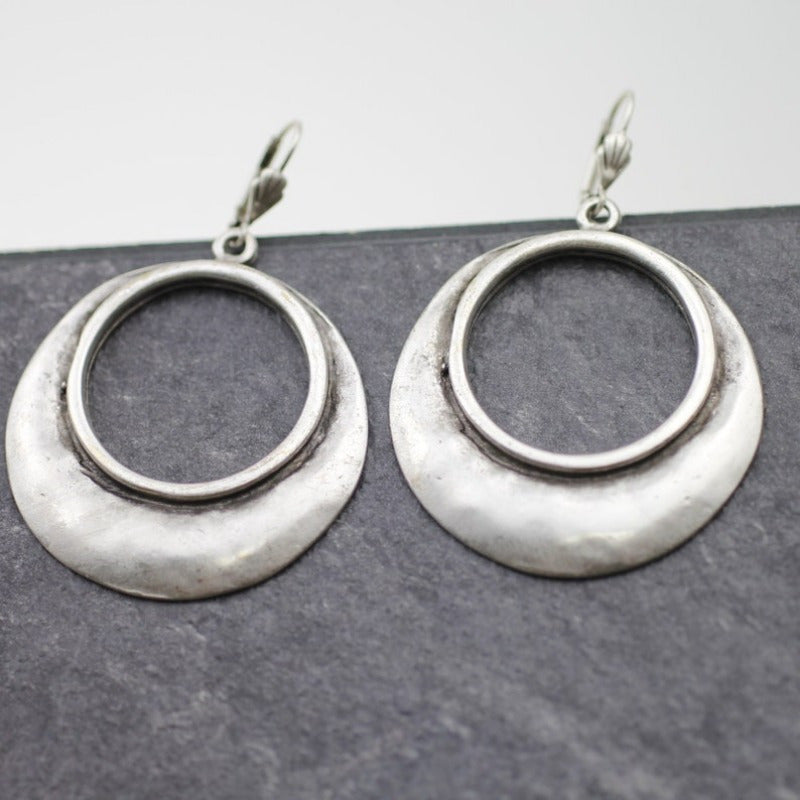 Zilveren bloemoorbellen met turquoise steen