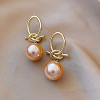 Gouden oorbellen met grote parelhanger