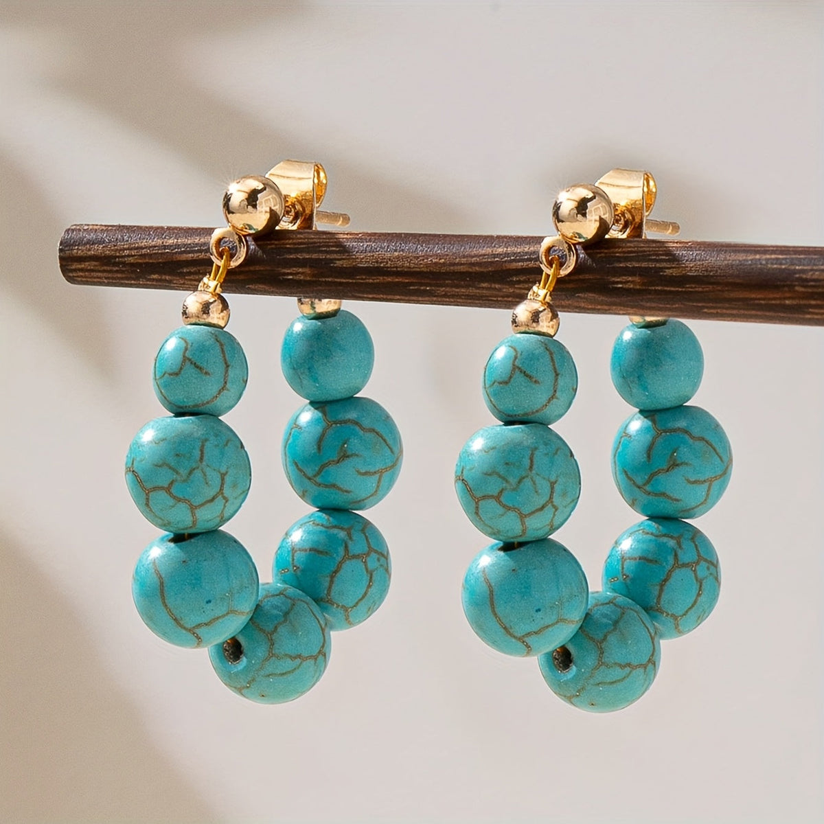 Gouden boho oorbellen met groene en oranje agaatkralen