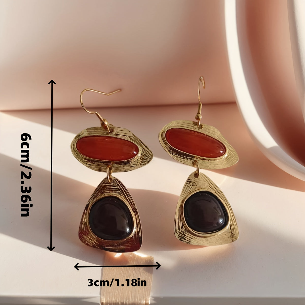 Gouden vintage oorbellen met rode en zwarte stenen