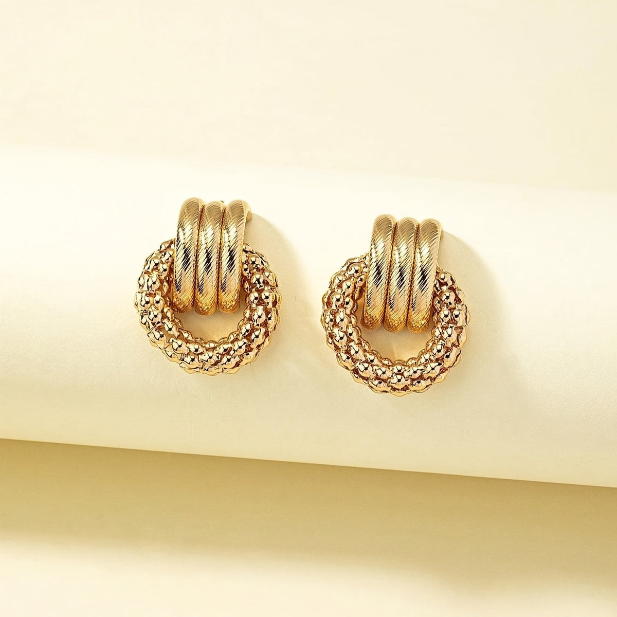 Gouden statement oorbellen met getextureerd cirkelmotief