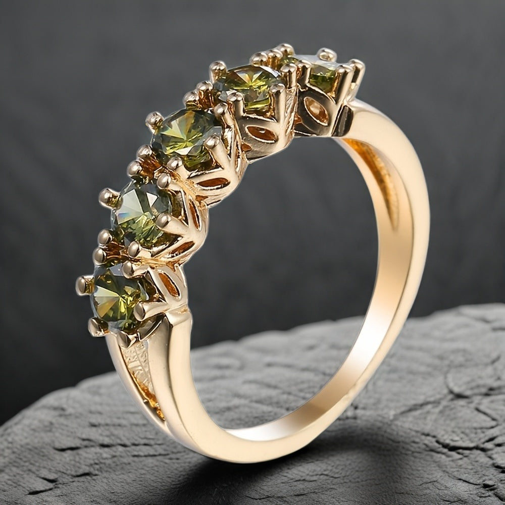 Gouden ring met vijf groene edelstenen