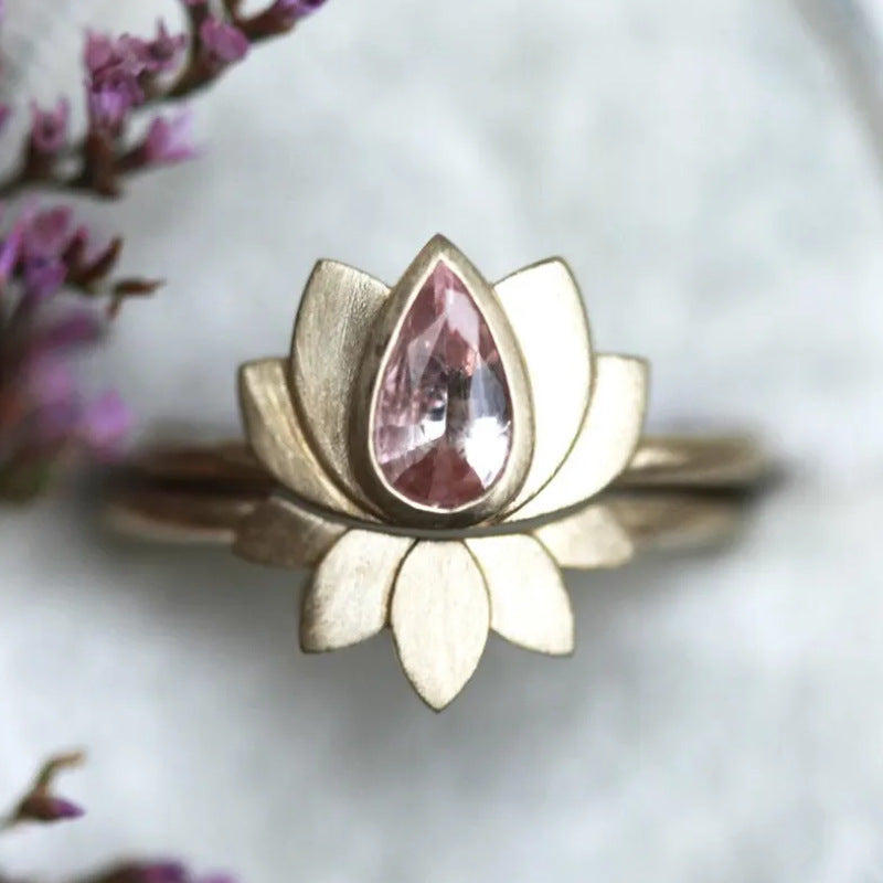 Gouden lotus ringenset met roze edelsteen