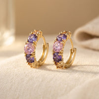Gouden ring met kleurrijke edelstenen cluster