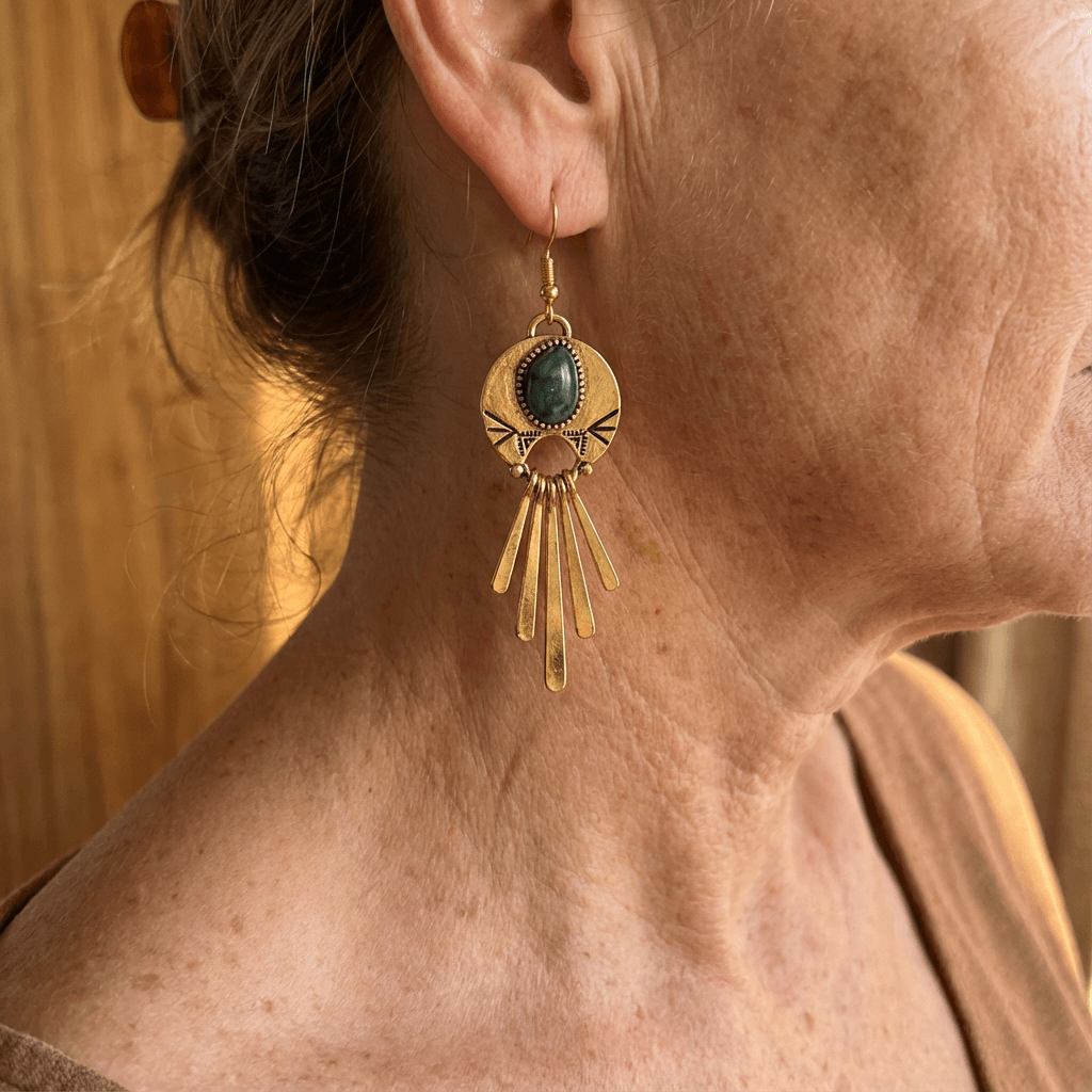 Gouden boho oorbellen met groene steen en franjes