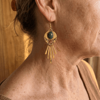 Gouden boho oorbellen met groene steen en franjes