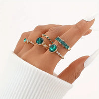 Gouden ringenset met groene edelstenen