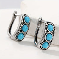 Zilveren huggie oorbellen met drie turquoise stenen