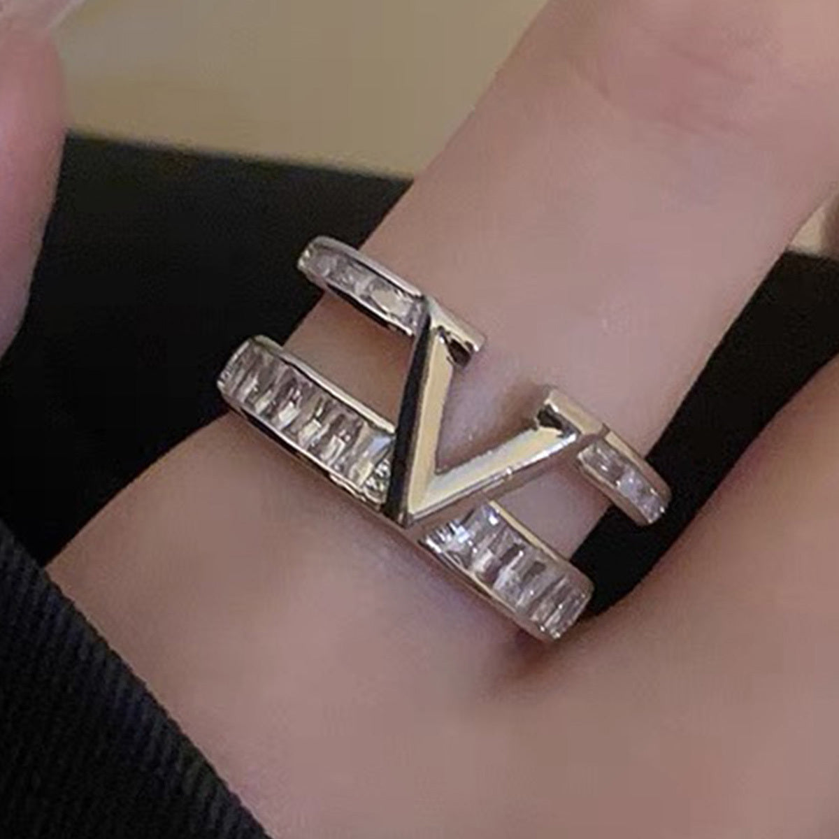 Tweekleurige verstelbare ring met baguette zirkonia en V-motief