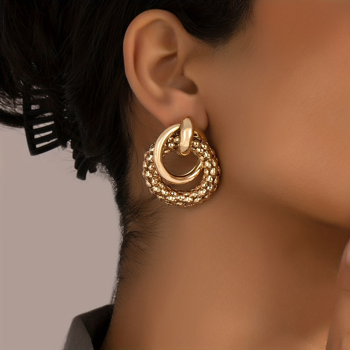 Gouden statement oorbellen met getextureerd cirkelmotief
