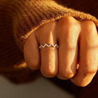 Gouden golvende zigzag ring met zirkonia