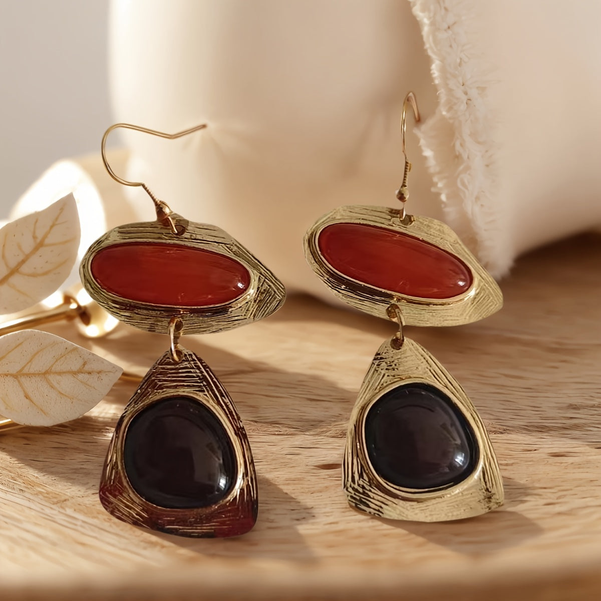 Gouden vintage oorbellen met rode en zwarte stenen