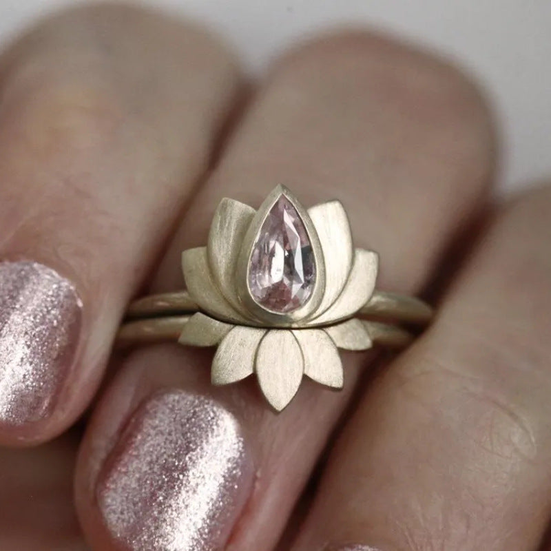 Gouden lotus ringenset met roze edelsteen