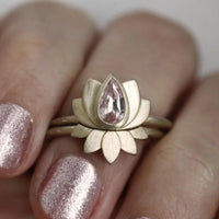 Gouden lotus ringenset met roze edelsteen