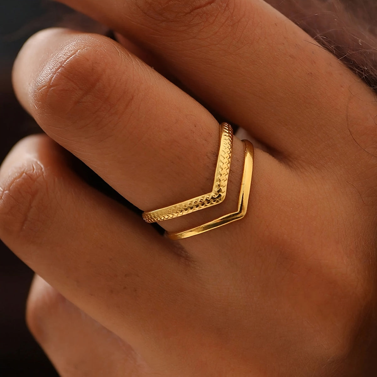 Gouden verstelbare ring met V-design